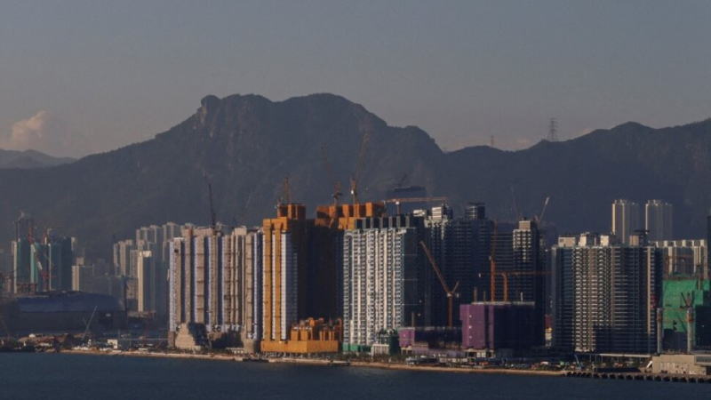 隨著香港跟進(jìn)美聯(lián)儲(chǔ)大幅降息，其房地產(chǎn)市場(chǎng)有望擺脫螺旋下降的趨勢(shì)