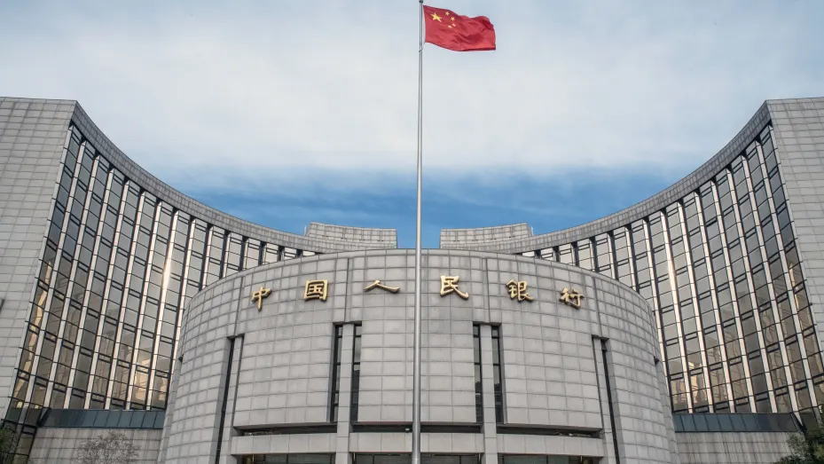 隨著人民幣兌美元突破7.0大關(guān)，央行干預(yù)升級的預(yù)期升溫