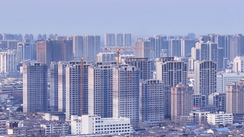 隨著一些積極跡象出現(xiàn)，某些國(guó)際機(jī)構(gòu)認(rèn)為中國(guó)房地產(chǎn)市場(chǎng)將提前，或已經(jīng)觸底