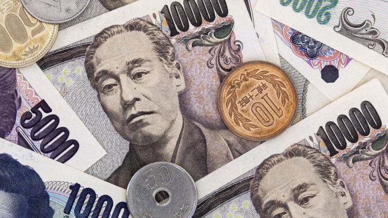 內(nèi)天真一表示將放緩政策正常化步伐，日元暴跌
