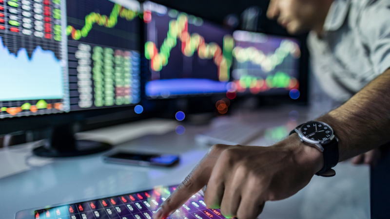 路透解析：黃金突破3000美元，關(guān)鍵動力是美歐黃金RTF開始加速掃貨
